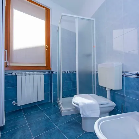 Fiumelatte Sleeps 2 Air Con Wifi Appartement