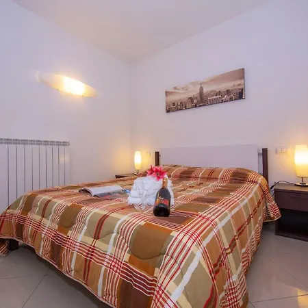 Fiumelatte Sleeps 2 Air Con Wifi Appartement *