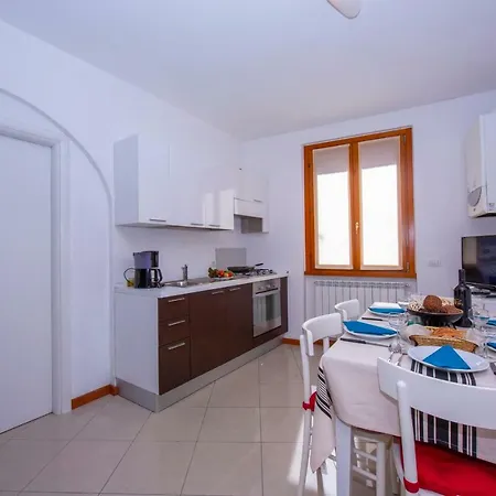 Fiumelatte Sleeps 2 Air Con Wifi Appartement